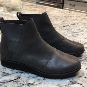 Sorel short grey booties. Size8